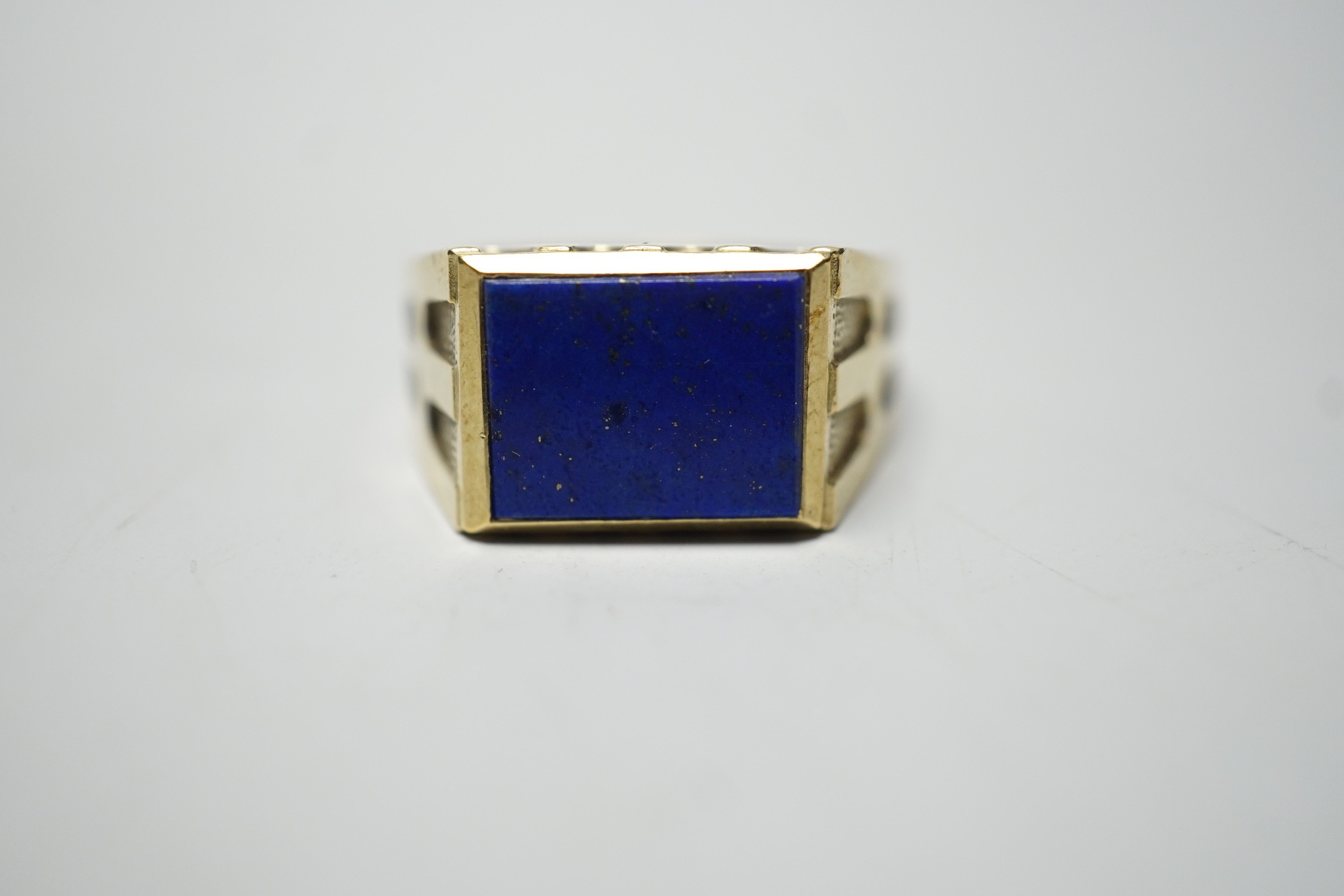 A modern 585 yellow metal and lapis lazuli set signet ring, size W, gross weight 11.9 grams.